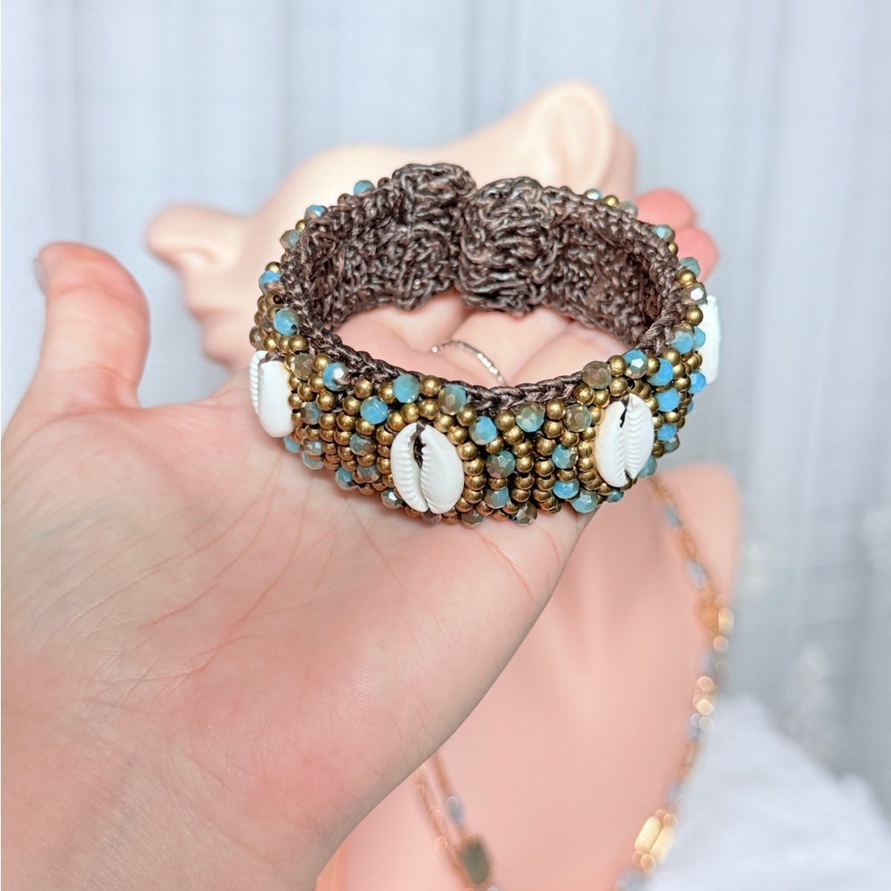 ⚜️ Handcrafted Beaded Shell Bracelet - Picture 6 of 14